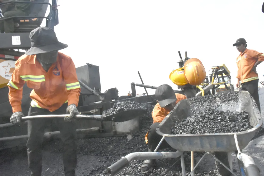 ការសាងសង់កំពុងដំណើរការជាបន្ទាន់ ដើម្បីធានាថាផ្លូវនេះបើកសម្រាប់ចរាចរណ៍បច្ចេកទេសនៅថ្ងៃទី ១៩ ខែធ្នូ។ Anh 5.jpg