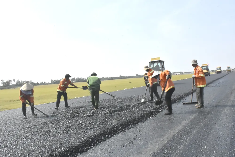 ក្រុមការងារសាងសង់ច្រើនក្រុមត្រូវបានដាក់ពង្រាយក្នុងពេលដំណាលគ្នា ដើម្បីពន្លឿនវឌ្ឍនភាពសាងសង់ផ្លូវហាយវេ។ Anh 7.jpg