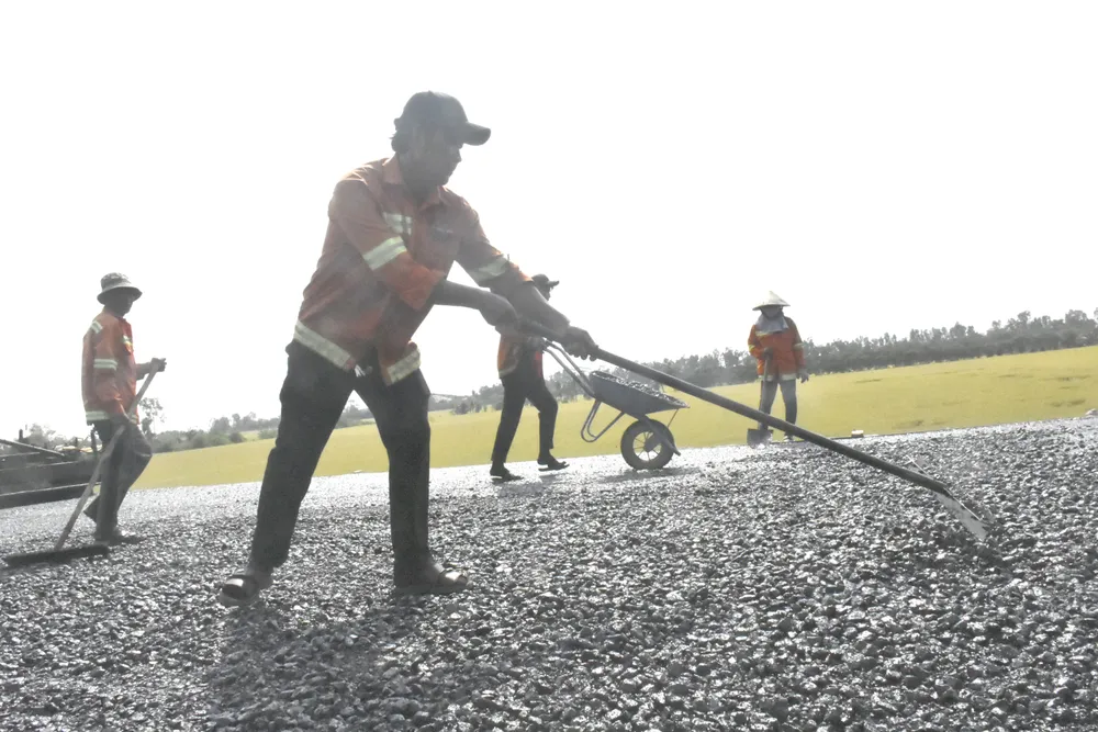 កម្មករកំពុងចាក់កៅស៊ូលើផ្ទៃផ្លូវ។ Anh 8.jpg