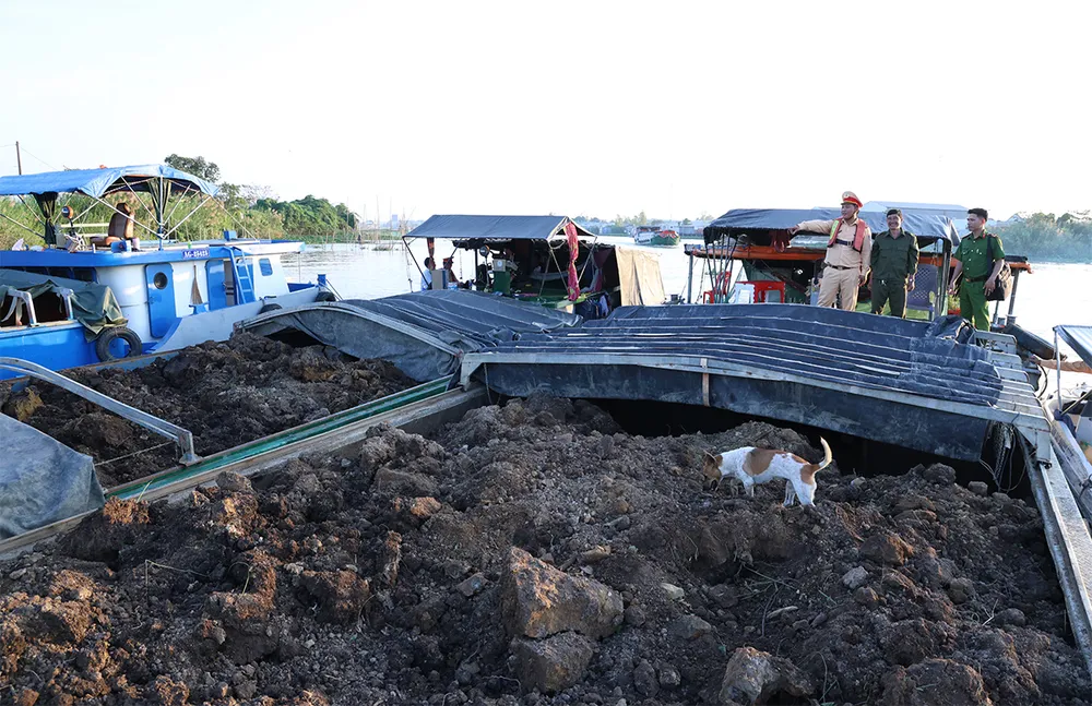 Cán bộ Đội Cảnh sát đường thủy số 2 phối hợp Công an xã Bình Hoà kiểm tra số khoáng sản trên các phương tiện