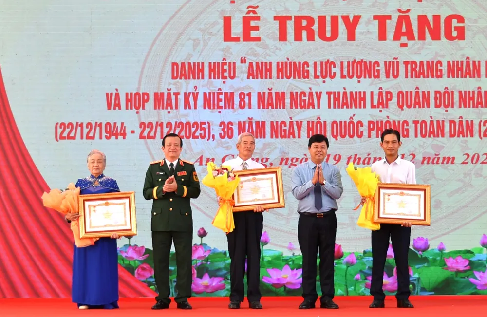 Đồng chí Nguyễn Tiến Hải, Bí thư Tỉnh ủy, Bí thư Đảng ủy Quân sự tỉnh An Giang và Trung tướng Hồ Văn Thái, Chính ủy Quân khu 9 trao quyết định Truy tặng danh hiệu Anh hùng lực lượng vũ trang nhân dân cho gia đình Thượng tá Nguyễn Thành Kính, Thiếu tá Võ Đông Trạch và gia đình liệt sĩ Trần Văn Tủy