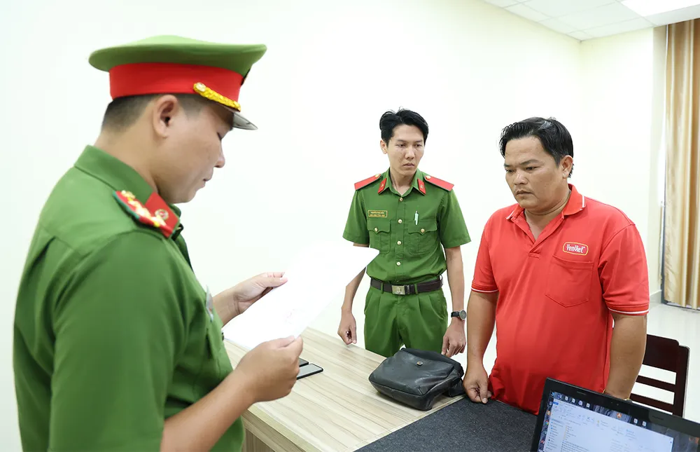 Cán bộ Văn phòng Cơ quan Cảnh sát điều tra tống đạt các quyết định và Lệnh bắt bị can đối với Trương Nhựt Tới