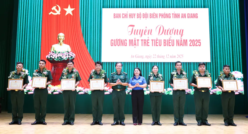 Lãnh đạo Ban Chỉ huy BĐBP, Tỉnh đoàn An Giang tặng hoa và Giấy khen cho các gương mặt trẻ tiêu biểu BĐBP tỉnh An Giang