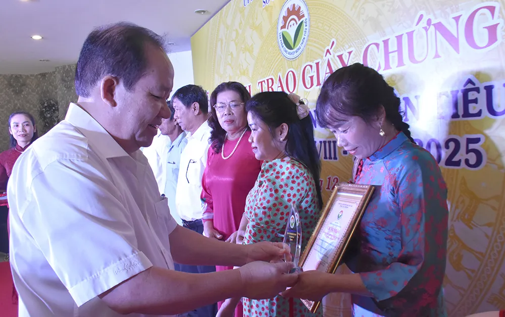 Ông Nguyễn Thanh Phong, Phó Chủ tịch Thường trực UBND tỉnh An Giang trao giấy chứng nhận sản phẩm công nghiệp nông thôn tiêu biểu cấp tỉnh đến các chủ cơ sở