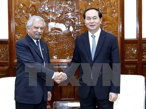 President Tran Dai Quang (R) receives newly-accredited UN Resident Co-ordinator and UN Development Programme Resident Representative in Vietnam, Kamal Malhotra, in Hanoi yesterday. — VNA/VNS Photo Nhan Sang
