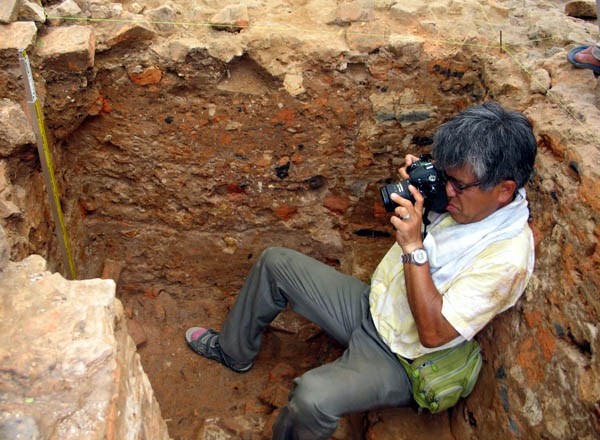 Nishimura Masanari during a field trip in Vietnam (Photo: Institue of Archaelogy)