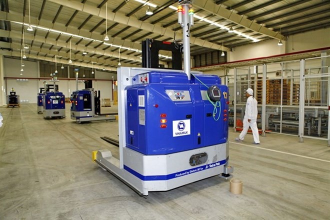 A fully-automatic robotic production line at a Vinamilk factory in My Phuoc 2 Industrial Park in Binh Duong Province. (Photo: VNA)