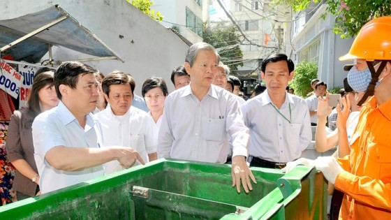 Mr. Phong finds out information of piloted program (Photo: SGGP)