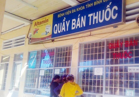 Patients queue in front of the drug booth in a hospital in Binh Dinh (PHoto: SGGP)