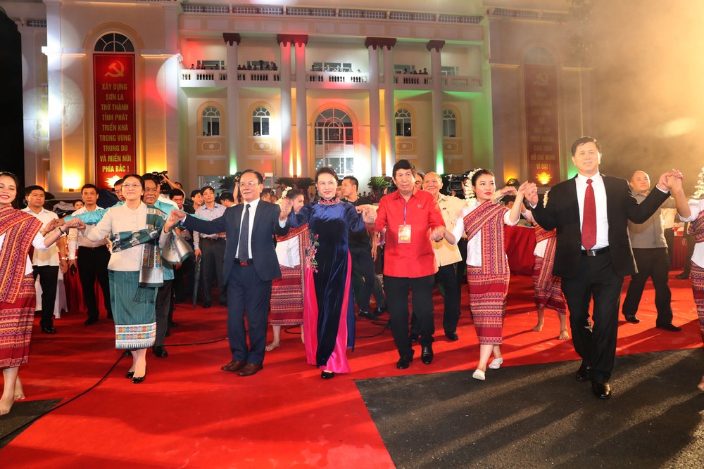 Lao National Assembly Chairwoman Pany Yathotou (front, second, left) and her Vietnamese countepart Nguyen Thi Kim Ngan join a traditional dance at the opening ceremony of the festival on July 5 (Photo: VNA)