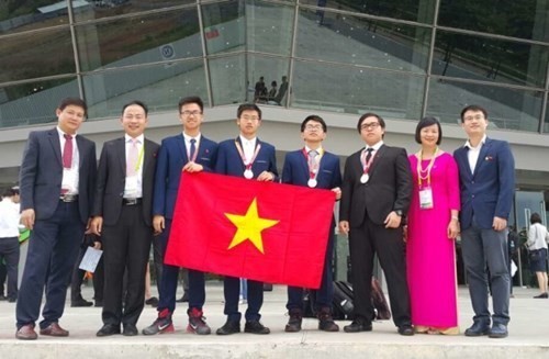 Winning students arrive in Noi Bai Airport (Photo: SGGP)