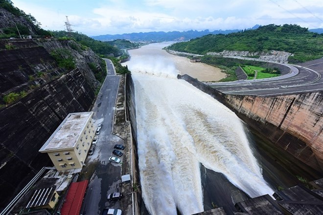 Hoa Binh Hydropower Plant on the Da River in northern province of Hoa Binh is discharging water from its reservoir (Photo: VNA)