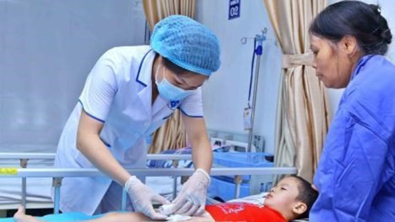 A medical worker examines a kid with genital warts in the the National Hospital of Dermatology and Venereology (Photo: SGGP)