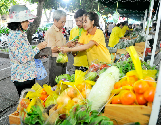 a booth to sell VietGAP vegetable in the fair (Photo: SGGP)