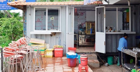 Peple convert container into kitchen (Photo: SGGP)