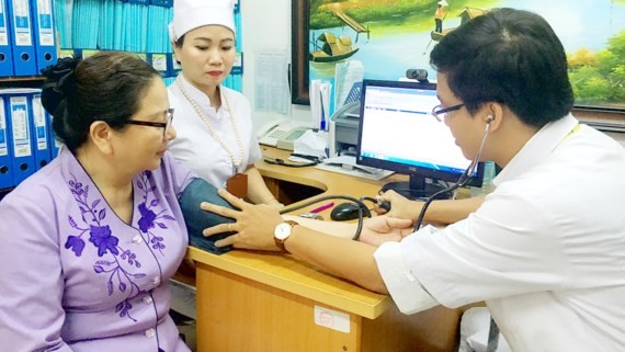 A patient is examined carefully in a hospital in District 2 (Photo: SGGP)