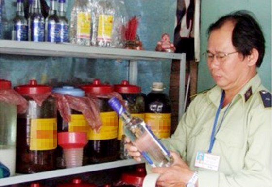 An Inspector pays visit to a household making wine (Photo: SGGP)