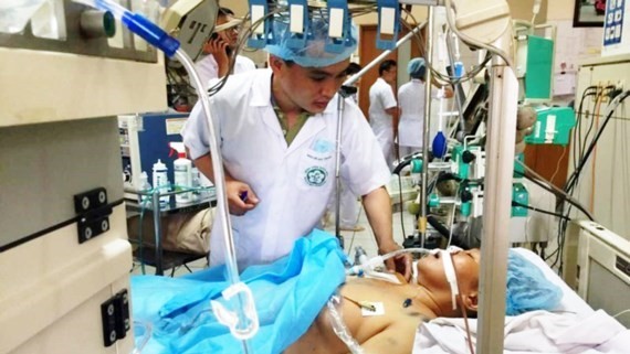 A medical worker treats one of the victim of the incident ( Photo: SGGP)