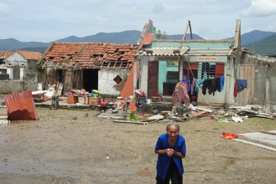 A house's roof was blown off in Quang Binh Province (Photo: SGGP)