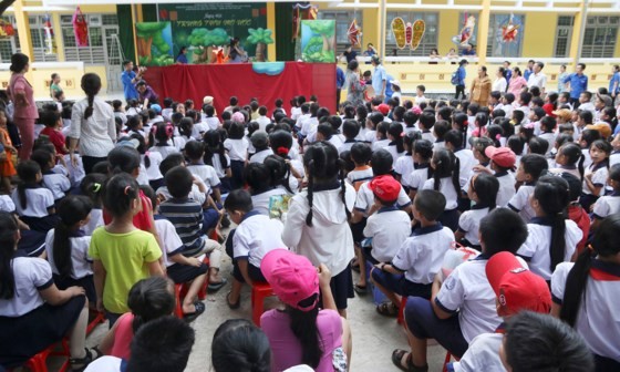 Program brings joyful mid-autumn festival to kids in Ben Tre Province