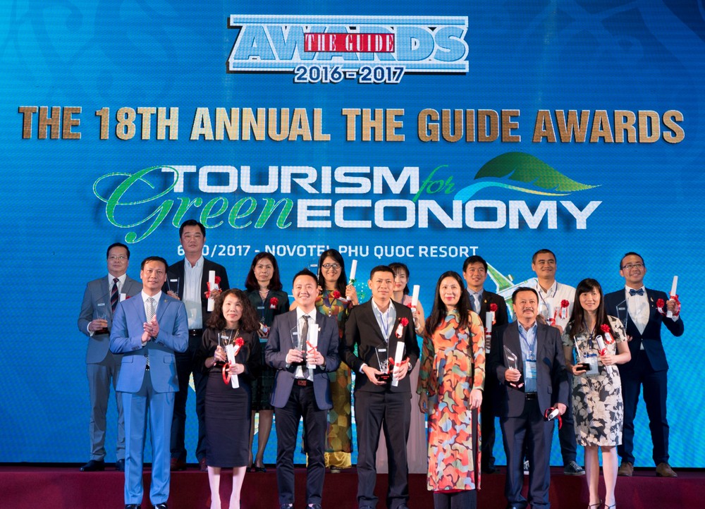 At the award-giving ceremony (Photo: Courtesy of Vietjet)