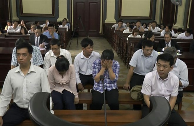 Former VN Pharma’s chairman of the Board of Directors cum general director Nguyen Manh Hung (right, first line), former director of H&C International Marine Trade Company Vo Manh Cuong (left, first line) and seven other defendants are at the appeal court