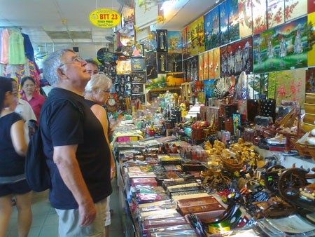 Foreign tourists buy goods in Ben Thanh Market (PHoto: U. Phuong)