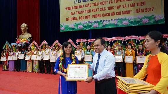 Ca Mau outstanding teachers honored