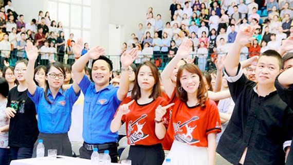 Students of Pedagogy University in Hanoi hold an extra activity (Photo: SGGP)