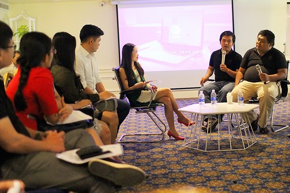 Pham Tan Phuc (on the right) and Nguyen Xuan Bang in the press conference of Gcalls (Photo: SGGP)