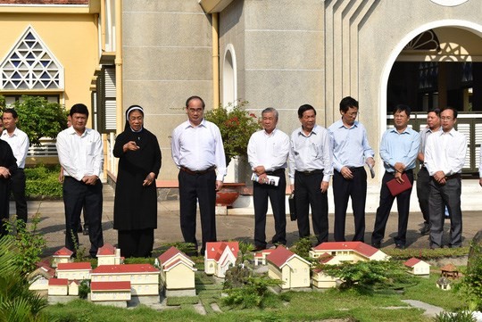 Secretary of the Ho Chi Minh City (third from left) Party Committee Nguyen Thien Nhan visits the Congregation of the Holy Cross Lovers of Thu Thiem in District 2 (Source: https://nld.com.vn)