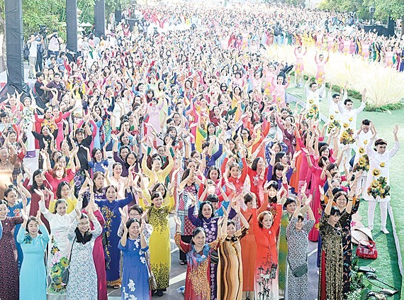 Ao Dai parade on Nguyen Hue pedestrian street on March 4. (Photo : SGGP)