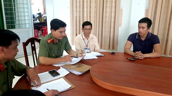 Nguyen Minh Chanh ( R) listens to decision of fine (Photo: SGGP)
