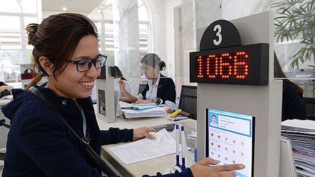 Citizens rate their level of satisfaction with government officials in the People’s Committee of District 1. Photo by Viet Dung