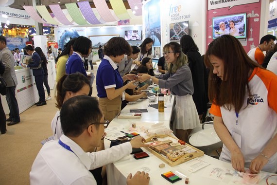 People find out more information of tours at the fair (Photo: SGGP)