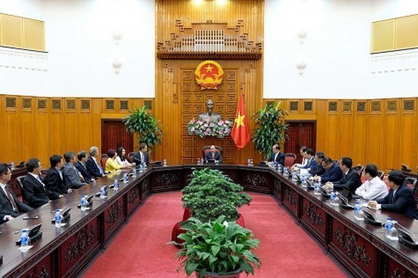  PM Nguyen Xuan Phuc receives Singaporean investors (Photo: chinhphu.vn)