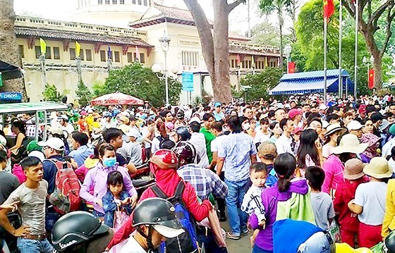 Crowd of city dwellers in the zoo (Photo: SGGP)