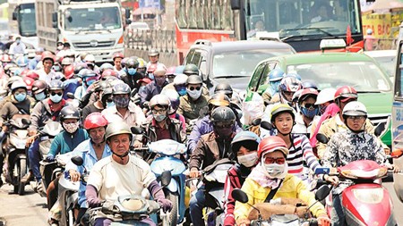 People poured into HCMC on National Way No.1 on May 1 after their long holiday. Photo by Cao Thang