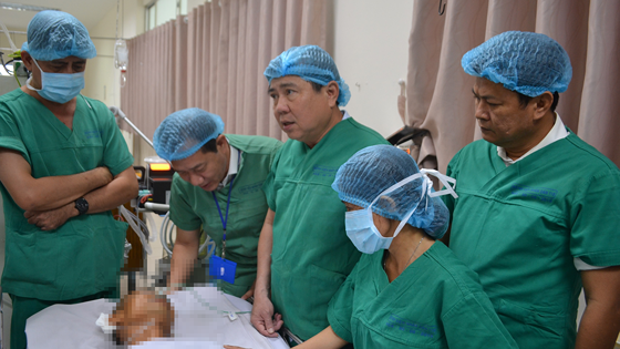 Chairman Phong visits a street knight in the hospital (Photo: SGGP)