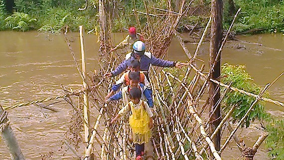 Teachers, students in Kbang  commune in the highland province of Gia Lai are on the way to school (Photo:SGGP)