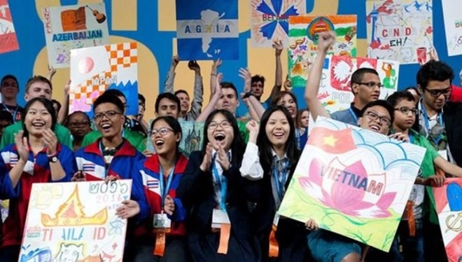 The Vietnamese team takes a group photo with other peers at Intel ISEF 2018 (Photo Courtesy of Society for Science and The Public)