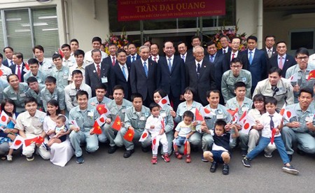 President Tran Dai Quang took a picture with leaders of Koganei Seiki Co. Ltd. and Vietnamese engineers working here. Photo by Tran Luu