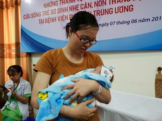 The baby and her mom (Photo: VNA)