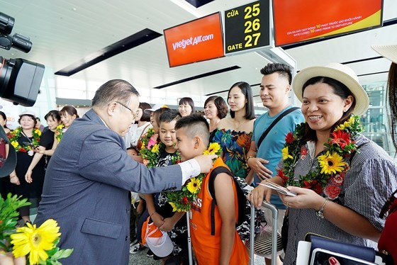 First passengers of the flight receive gifts from Vietjet Air (Photo: Courtesy of Vietjet Air)