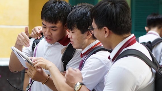 Student with bad vision impairment is doing test in special room (Photo: SGGP)