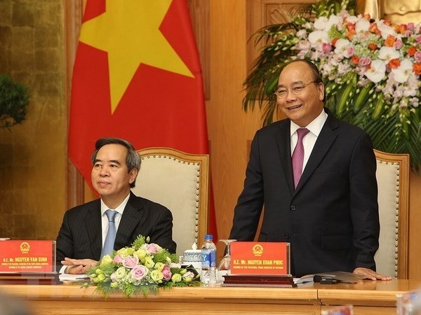 Prime Minister Nguyen Xuan Phuc (standing) speaks at the meeting (Photo: VNA)