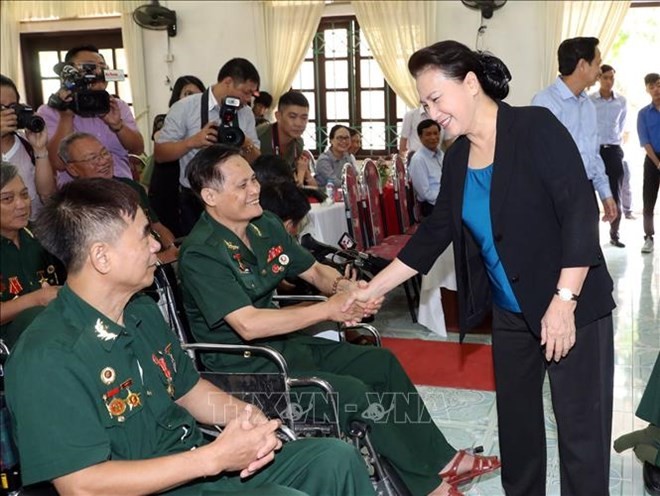 National Assembly Chairwoman Nguyen Thi Kim Ngan visits war invalids at Duy Tien nursing centre. (Source: VNA)