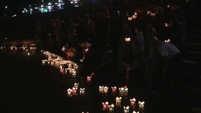 The lantern floating festival was held on Thach Han river of Quang Tri province on July 20 (Photo: VNA)