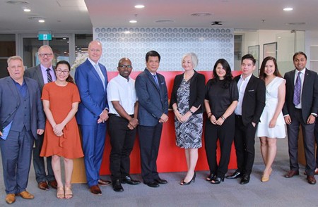 Leaders of RMIT University Vietnam and Saigon Innovation Hub in the signing ceremony