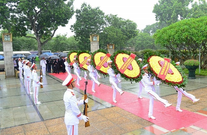 Leaders and former leaders laid wreaths at the Monument for Heroic Martyrs in Hanoi. (Source: VNA)